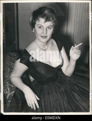 01 janv., 1955 - Hollywood film la fille aimant Londres. Susan Hakim. les 21 ans fille de film hollywoodien Darryl F. Zanuck, aimant, vice-président de Twentieth Century Fox, arrive à Londres avec son mari hier. Producteur et ils se sont mariés il y a huit mois. Ils sont à Londres pour trouver un tout - British exprimées pour la version cinématographique de ''l'homme qui n'a jamais''. Susan est une chanteuse de cabaret, mais n'a jamais fait un film. Photo montre Susan Hakim, représenté à Londres hier. Banque D'Images