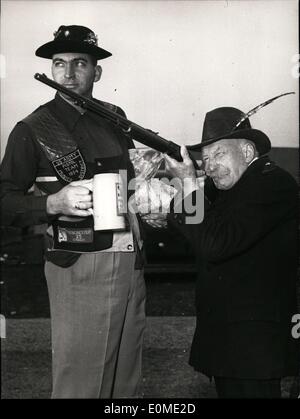 11 novembre 1954 - Les Américains invitated allemand pour festival de carabine-man : Avec 70 ans d'Jakob Reitmeier (droite) de MUnich Unterhaching avait été la plus ancienne de l'homme à la carabine fusil festival des hommes du club de chasse et de Bavière à Munich. M/Sgt. George Furgeson (à gauche) un des meilleurs hommes de fusil de l'armée américaine en Europe admire le succès du fusil allemand-man. Banque D'Images