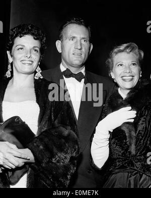 L'actrice Jane Russell avec mari Bob Waterfield et Dinah Shore Banque D'Images