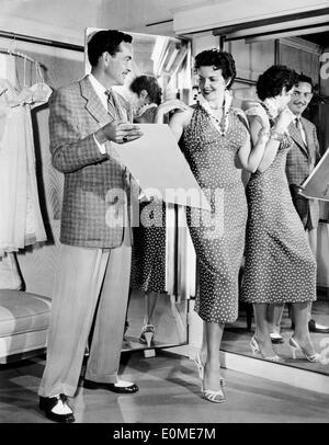 L'actrice Jane Russell avec costumier Bill Thomas essayer sur des robes pour "Foxfire" Banque D'Images