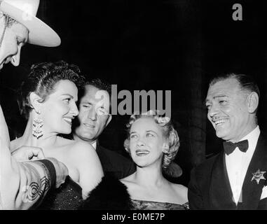 L'actrice Jane Russell avec mari Bob Waterfield et Kay et Clark Gable lors d'une fête Banque D'Images