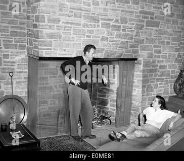 L'actrice Jane Russell et son mari Bob Waterfield dans leur maison de Beverly Hills Banque D'Images