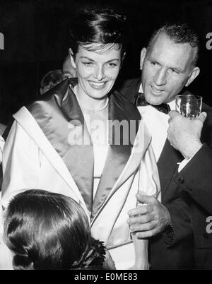 L'actrice Jane Russell avec mari Bob Waterfield au Dîner de 10 ans de cinéma américain Edition Banque D'Images