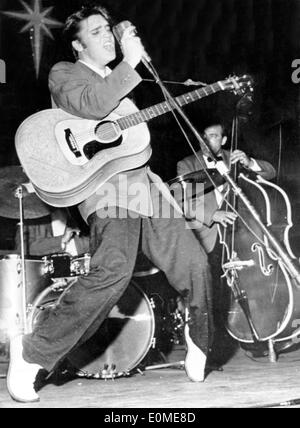 Elvis Presley chantant et dansant lors d'un concert à Los Angeles. Banque D'Images