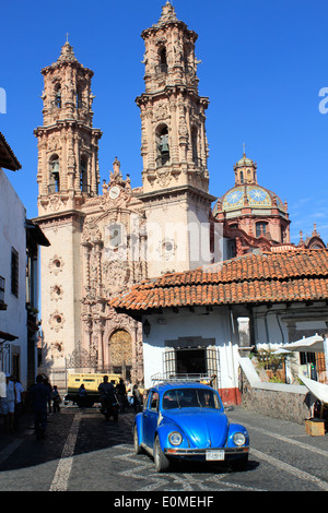 L'église de Santa Prisca et une VW Beetle bleu à Taxco, Guerrero, Mexique Banque D'Images