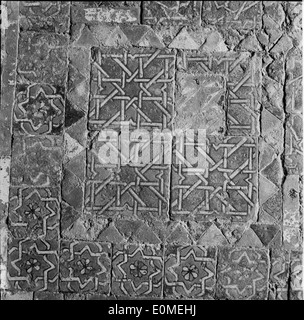 Le Palácio Nacional de Sintra, site classé au patrimoine mondial de l'UNESCO au Portugal, est connu pour son importance historique et ses caractéristiques architecturales étonnantes. La Biblioteca de Arte Dom fait partie de la Fondation Calouste Gulbenkian, qui présente l'art portugais, y compris les azulejos (tuiles décoratives) de la région. Banque D'Images