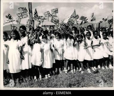 10 févr. 02, 1955 - La princesse Margaret à Trinité : Photo montre. Certains des jeunes enfants bordent la route de l'aéroport de Piarco à donner un grand bienvenue à la princesse Margaret à son arrivée. Banque D'Images