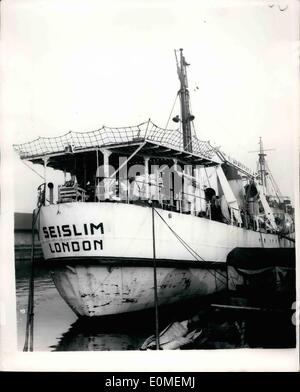 10 févr. 02, 1955 Ex - Corvette de la Marine à la recherche d'huile de... Le S.S. Seislim à Surrey Docks commerciaux... Le S.S. Seislim un Ex Banque D'Images