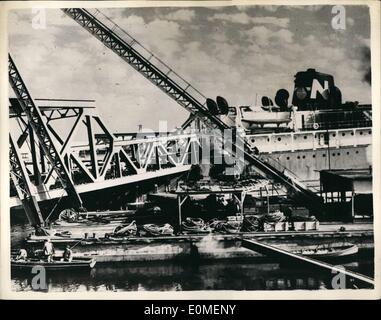 10 févr. 02, 1955 Hits - Pont de canal de Suez. Photo montre les lieux après que le pétrolier libérien la paix mondiale a percuté un pont ferroviaire traversant le Canal de Suez à El Ferdan - bloquant le canal. Banque D'Images