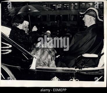 16 novembre 1954 - Haile Selassie arrive à Stockholm : L'Empereur Hailé Sélassié d'Ethiopie est arrivé à Stockholm hier et a conduit avec le Roi Gustav Adolf au palais royal, où il va rester durant sa visite de trois jours. La photo montre la reine Louise et la duchesse de Harrar ensemble avec le Prince Guillaume de Suède vu dans la voiture en route vers le palais royal. Banque D'Images