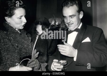 09 déc., 1954 - Le Prince et le singe : le Prince Rainier III de Monaco se fait des amis avec un Gibbon de l'Indo Chine au cours d'un gala organisé par le ''Les amis des animaux' au Palais de Chaillot, aujourd'hui. Banque D'Images