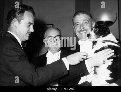 Le Prince Rainier III avec Fernand Gravey et son chien adopté Banque D'Images