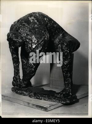 10 févr. 02, 1955 - Exposition de nouveaux sculpteurs et peintres-sculpteurs à l'Institute of Contemporary arts.Photo montre personnage assis, 1955 Anthony Caro en bronze par l'un des objets exposés à l'exposition, qui est ouverte ce soir et qui se déroulera du 12 août au 3 septembre. Banque D'Images