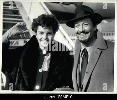 02 février 1955 - Robert Taylor arrive dans London-With Wife-And sa barbe : portant une barbe pour un rôle dans un film qu'il est de faire ici la star de cinéma, Robert Taylor, l'actrice allemande et sa belle épouse, Ursula Thiess, photographiés à leur arrivée à l'aéroport de Londres aujourd'hui. Ils attendent qu'un bébé à la fin du mois de juin. Banque D'Images