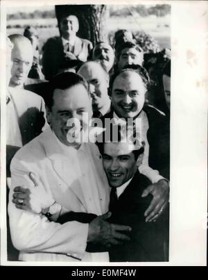 Le 12 décembre 1954 - Président Peron accueille le Champion du Monde ; lorsqu'Pascual Perez, de l'Argentine le nouveau monde champion poids mouche, renvoyé par le Japon après boating Yoshio Shirai - il a été accueilli à l'aéroport de Buenos Aires par le Président Peron. C'est le titre mondial de la boxe pour l'Argentine. Photo montre Pascual Perez reçoit une accolade de Président Peron, à l'arrivée à l'aéroport le plus récent. Banque D'Images