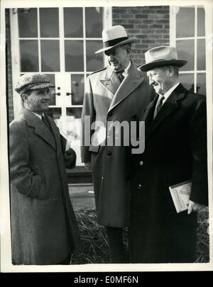 Le 12 décembre 1954 - Ouverture de la vente de Newmarket, Sir Gordon avec les visiteurs en provenance des États-Unis. Un certain nombre de prix record, ont été payées à la Newmarket Bloodstock Sales qui a ouvert ses portes à Newmarket ce matin. Photo : Keystone montre sir Gordon Richards pour chat (centre) M. Joseph T. Donahue de New York, un célèbre cheval de propriétaire et sur la droite, M. James W. Smith aussi de New York, un ex-jockey et formateur à la vente aujourd'hui. Le NSI/Keystone Banque D'Images