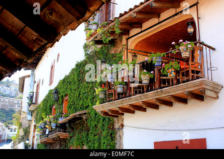 Balcon en bois remplis de pots en céramique et des fleurs à Taxco, Guerrero, Mexique Banque D'Images