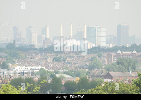 London UK. 16 mai 2014. Une vue panoramique de Londres sur la journée la plus chaude de l'année jusqu'à présent que les températures devraient passer à 25 degrés au cours du week-end dans la capitale : Crédit amer ghazzal/Alamy Live News Banque D'Images