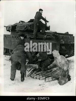 05 février 1955 - Tank Battalion en formation à Belsen-Hohne Allemagne : le 1er. Escadron de la 4e. 1er bataillon de chars lourds. Netherland Corps venaient de Hollande par les trains pour l'entraînement à l'B.A.O.R. Tir à l'Belsen-Hohne du réservoir, l'Allemagne a récemment. Ils ont été remplacés par un autre escadron de leur bataillon. Cette B.A.O.R. La gamme est la plus grande en Europe et est utilisé par les unités de blindés de beaucoup d'N.A.T.O. Nations Unies. La photo montre la vérification de munitions pour 1er. détail pendant la deuxième jours de faire feu. Banque D'Images