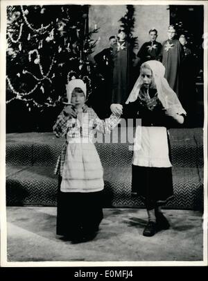 23 décembre 1954 - 23-12-54 Dutch Royal enfants participent aux fêtes de Noël. La princesse Marijke en jeu. La princesse, la princesse Beatrix des Pays-Bas présente les éléments et la Princesse Marijke a participé à la traditionnelle fête de Noël jouer pendant le suivi par d'autres membres de la famille royale néerlandaise et l'ensemble du palais le personnel de la Police militaire Depot à Soestdijk Palace. Photo : Keystone montre Princesse Marijke (à gauche) avec un autre de ces jeunes acteurs participant à un jeu traditionnel de Noël pendant les festivités. Banque D'Images