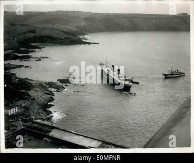 Mar. 03, 1955 - Norvégien échoue au large de Plymouth Hoe, vu de l'air : La scène de l'air - de l'Office norvégien de ''Venus'' comme elle était couchée sur les rochers - presque en haut de la célèbre Plymouth Hoe. Deux fois hier - remorqueurs tenté de renflouer le navire de 6 269 tonne... Cinq mille personnes ont regardé les remorqueurs essaya à nouveau la nuit dernière - la chemise levée - mais reste rapide sur les rochers.. Heavy gear et de fret est en cours de suppression dans un effort pour lui donner une meilleure chance d'être renfloué à la prochaine marée haute. Banque D'Images