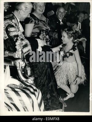 01 janv., 1955 - Children's Fancy Dress Party à Mansion House:photo montre le maire de la photo montre le Lord Maire de Londres répond aux 7 ans, Susan, Kidnerm de Walton-on-Thames - vêtue de son costume hawaïen au Children's Fancy Dress Party donné par le Seigneur et Dame Maire maire à la Mansion House d'aujourd'hui. Banque D'Images