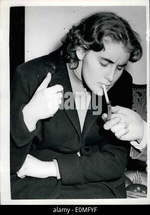 01 janvier 1955 - Français envoyé spécial à Londres a rappelé fille gardera Accueil : Herr Oskar Schitter le Chargé d'affaires allemand à Londres a été rappelé à Bonn hier en raison d'une allégation d'indiscrétion de sa femme, qui aurait dit qu'ils vivaient dans un pays ennemi, et ne pouvait pas faire confiance à leurs amis anglais lors d'un discours de Noël au personnel. Ils ont des enfants 21 ans, Marian Schlitter et 12 ans Alexander sont d'un séjour à Londres . Marian dit qu'elle va exécuter l'accueil pendant que ses parents sont là. Photo montre. Marian Schlitter- vu à son domicile de Londres Banque D'Images