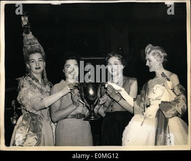 Mar. 03, 1955 - Fantastic hair sytles remporte le trophée &pound;2 000. La coupe d'or à Londres : l'or des coiffeurs Cup a eu lieu à Seymour Hall à Londres hier soir. La coupe qui est évalué à 2 000 &pound;a été remporté par Mlle Marion White de Harpenden pour sa fantastique style de cheveux dans la section Historique de la période Louis XV ou XVI et qui dépeint un galion sur les vagues de l'océan. Photo montre Sylvia Parker de Radlett pose pour la caméra avec ses collègues et le &pound;2 000 Coupe d'or. C'est la création par Mlle Marion blanc qui a remporté la coupe. Banque D'Images