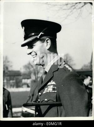 Mar. 03, 1955 - Le duc d'Édimbourg assiste aux cérémonies du jour de Saint-david à Caterham. S.a.r. Le duc d'Édimbourg ont pris ce matin le salut au St David's Day du Welsh Guards à Caterham casernes. Photo : Keystone montre une bonne étude du Duc d'Édimbourg, avec son poireau dans son chapeau qu'il a discuté avec le personnel, les gardes gallois à Caterham aujourd'hui. Banque D'Images