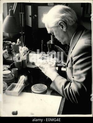 Mar. 11, 1955 - Sir Alexander Fleming décède, il a découvert la pénicilline : Sir Alexander Fleming le découvreur de la pénicilline est décédé subitement à Londres hid home d'une crise cardiaque aujourd'hui. Photo montre Sir Alexander Fleming, au travail dans son laboratoire, photo prise en 1951. Banque D'Images