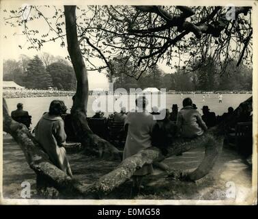 Avril 04, 1955 - Australian Cricket et duc de Norfolk XI. : La photo montre la vue générale pendant le match entre l'essai Australien de Cricket et le duc de Norfolk's XI at Arundel cet après-midi. L'équipe australienne de fielding. Banque D'Images