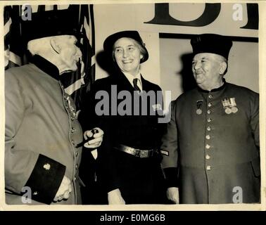 12 avril 1955 - ''Sscoutisme de Mafeking aux temps modernes'' exposition à Oxford Street Store : près de 3 000 m² de Selfridge's Oxford-street store ont été mis de côté pour le ''Sscoutisme de Mafeking aux temps modernes'' exposition, qui a été ouverte aujourd'hui par Lady Baden-Powell, épouse du fondateur. L'exposition contient de nombreux vestiges historiques de Lord Baden-Powell, qui ont été exposées pour la première fois. L'objet de l'émission est d'illustrer la croissance du scoutisme depuis le temps que Baden-Powell a vu les potentialités des jeunes issus de l'activité de messagers garçon durant le siège de Mafeking Banque D'Images