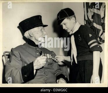 12 avril 1955 - exposition « « « « du maflage à l'époque moderne » » au magasin Oxford Street. Près de 3,000 m2 de magasin de rue sefrlge (illisible) Oxford ont été réservés pour l'exposition « « « « « passer de Mafeking à l'époque moderne » », qui contient de nombreuses reliques historiques de Lord Baden Powell, le fondateur, qui étaient en vue pour la première fois. L'objet du spectacle est d'illustrer la croissance du scoutisme depuis le temps que Baden Powell , a vu les potentialités de la Jeunesse de l'œuvre des messagers de garçon pendant la neige de Mafeking Banque D'Images