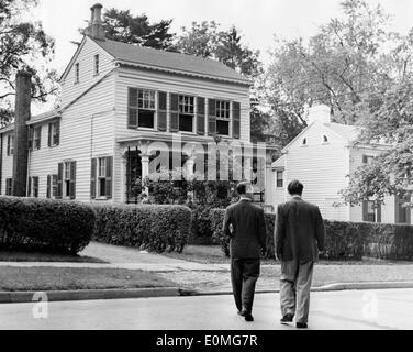 Le professeur Albert Einstein à l'extérieur de son domicile à Princeton Banque D'Images