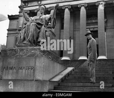 Le président Dwight D. Eisenhower visite un monument Banque D'Images