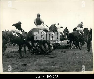 Mar. 26, 1955 - 26.3.55 Le Grand National à Aintree. Le Grand National a été remporté à Aintree, Liverpool, aujourd'hui, par 28 fois , monté par P. Taafe, avec ligne Tudor (G. Slack, deuxième et Carey's Cottage (T. Taaffe), troisième. Photo : Keystone montre la scène comme les chevaux s'sur l'Bechers Brook pour la première fois montrant une chute de cheval. Banque D'Images