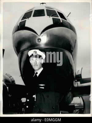 Mai 05, 1955 - Premier pilote britannique de l'Atlantique à traverser 500 fois. Le capitaine Stuart Scott arrive à l'aéroport de Londres : le capitaine Stuart Scott, de B.O.A.C., est devenu le premier pilote britannique à remplir 500 traversée de l'Atlantique, lorsqu'il est arrivé à Londres cet après-midi de l'Aéroport de New York, dans le commandement de l'avion de service monarque. Il a pris le Capitaine Scott, qui est de 45 - 14 ans pour atteindre son ''500''. Photo montre : le capitaine Stuart Scott, vu après son arrivée à l'aéroport de Londres cet après-midi. Banque D'Images