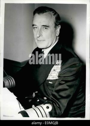 Avril 04, 1955 - Comte Mountbatten assume ses fonctions en tant que Premier Lord de l' : Earl Mountbatten, 57, un cousin de la reine Elizabeth II, et oncle du duc d'Édimbourg, a pris ses fonctions en tant que premier Lord. Jusqu'à récemment, il commande la Flotte de la Méditerranée et de la Méditerranée forces navales et aériennes de pays de l'Organisation du Traité de l'Atlantique Nord. Pour le mois dernier il a fait une série d'inspections de bases navales et de l'amirauté dans toutes les régions du pays. Photo montre : l'amiral Comte Mountbatten de Birmanie, représentée dans sa chambre à l'Amirauté ce matin. Banque D'Images