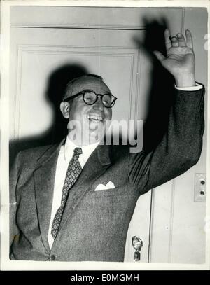 Avril 04, 1955 - Harold et sa famille arrivent à Londres : comédien Lunettes Harold Lloyd, 62 ans, comédien star du cinéma muet et au début talkies, est arrivé à Londres aujourd'hui avec son épouse, l'ancien Mildred Davis, sa fille et sa petite-fille. Harold hauts est ici pour voir comment Harold Junior est de mener son film ''Un coup sec dans l'hermine'', qu'il a fait ici. Photo montre Harold Lloyd parle à ses premiers films de pressiers jours tandis que d'être interviewé à l'Hôtel Dorchester aujourd'hui. Banque D'Images