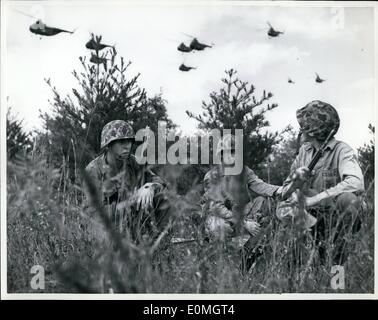 Mai 05, 1955 - Marine Assault : fantassins marines se cacher après avoir été transporté par avion à l'intérieur des terres par des hélicoptères de transport. Leur mission est de harceler l'ennemi à l'avance de l'offensive tous azimuts assaut amphibie. Banque D'Images