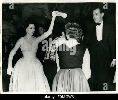 Mai 05, 1955 - La princesse Margaret à ses danses folkloriques . S.a.r. La princesse Margaret est allé à l'English Folk Dance and song Society Exhibition de Londres la nuit dernière. Dans les dix minutes, elle a été la danse elle-même. Elle danse d'abord ''Margater Princess's Fancy'', puis elle dansa'' de la visite de la princesse Margaret'' . Après qu'elle a repris la parole dans un quadrille. Pour l'occasion, elle portait une robe rose pâle et mauve robe de taffetas fleuri. La photo montre la Princesse Margaret prend part à une danse folklorique conçu spécialement pour elle et nommé ''Princess Margaret's Fancy' Banque D'Images