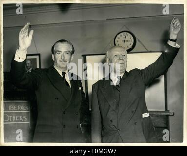 Mai 05, 1955 - Le Premier Ministre, Sir Anthony Eden retourne à Londres reconnaît cheers avec lord woolton. photo montre sir Anthony Banque D'Images