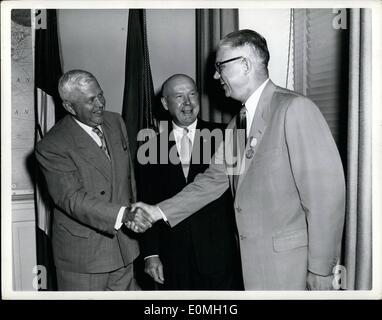 Juillet 07, 1955 - Sec La Défense Charles E. Wilson (à gauche) félicite Secary Robert T. Stevens (à droite) après secnavy Charles S. Thomas (centre) a présenté le distingué de la Marine en matière de service public. Sec Stevens a reçu le prix en reconnaissance et l'appréciation de ses services à la marine dans le domaine de la coopération et de la coordination inter service. Le prix a jamais vu donné par Te marine pour le secrétaire d'un autre ministère militaire. Sec Stevens démission de l'armée est devenue  21 juillet 1955. Banque D'Images