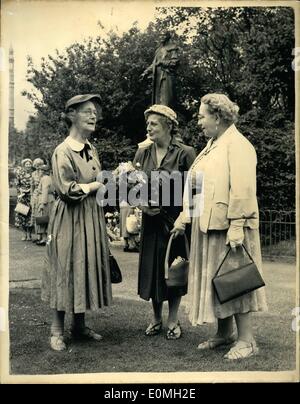 Juillet 07, 1955 - 50e anniversaire de l'anniversaire de Mme Panhurst fleurs jetées lors de la statue. : Suffragettes, portées à la statue en fleurs Banque D'Images