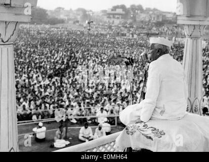 Jawaharlal Nehru, prononce un discours à des syndicalistes et des travailleurs Banque D'Images