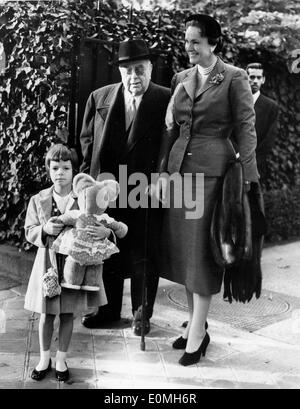 La Bégum Aga Khan avec sa fille et son père à Paris Banque D'Images