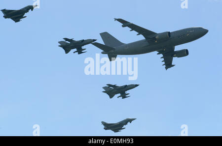 Selchow, Allemagne. 16 mai, 2015. Un Transall est photographié pendant un vol de démonstration à l'aéroport de l'aéroport capital avenir, l'Allemagne, à Selchow 16 mai 2015. Le Salon International de l'exposition 'ILA' aura lieu du 20 au 25 mai 2014. Photo : Bernd Settnik/dpa/Alamy Live News Banque D'Images