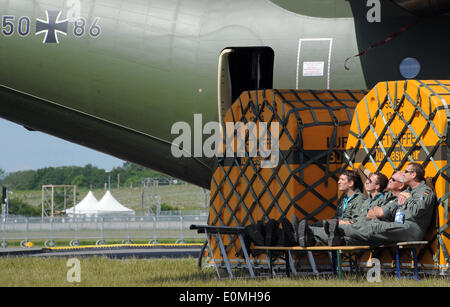 Selchow, Allemagne. 16 mai, 2015. Les membres des forces armées allemandes sont illustrés pendant qu'ils profiter du soleil sur la zone de l'aéroport de l'aéroport capital avenir à Selchow, Allemagne, 16 mai 2015. Le Salon International de l'exposition 'ILA' aura lieu du 20 au 25 mai 2014. Photo : Bernd Settnik/dpa/Alamy Live News Banque D'Images