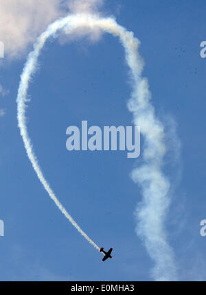 Selchow, Allemagne. 16 mai, 2015. Un Piper est photographié au cours d'un vol à l'aéroport d'acceptation de la zone de l'aéroport capital avenir à Selchow, Allemagne, 16 mai 2015. Le Salon International de l'exposition 'ILA' aura lieu du 20 au 25 mai 2014. Photo : Bernd Settnik/dpa/Alamy Live News Banque D'Images