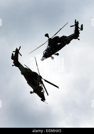 Selchow, Allemagne. 16 mai, 2015. Deux hélicoptères de combat sont illustrés pendant un vol de démonstration à l'aéroport de l'aéroport capital avenir, l'Allemagne, à Selchow 16 mai 2015. Le Salon International de l'exposition 'ILA' aura lieu du 20 au 25 mai 2014. Photo : Wolfgang Kumm/dpa/Alamy Live News Banque D'Images